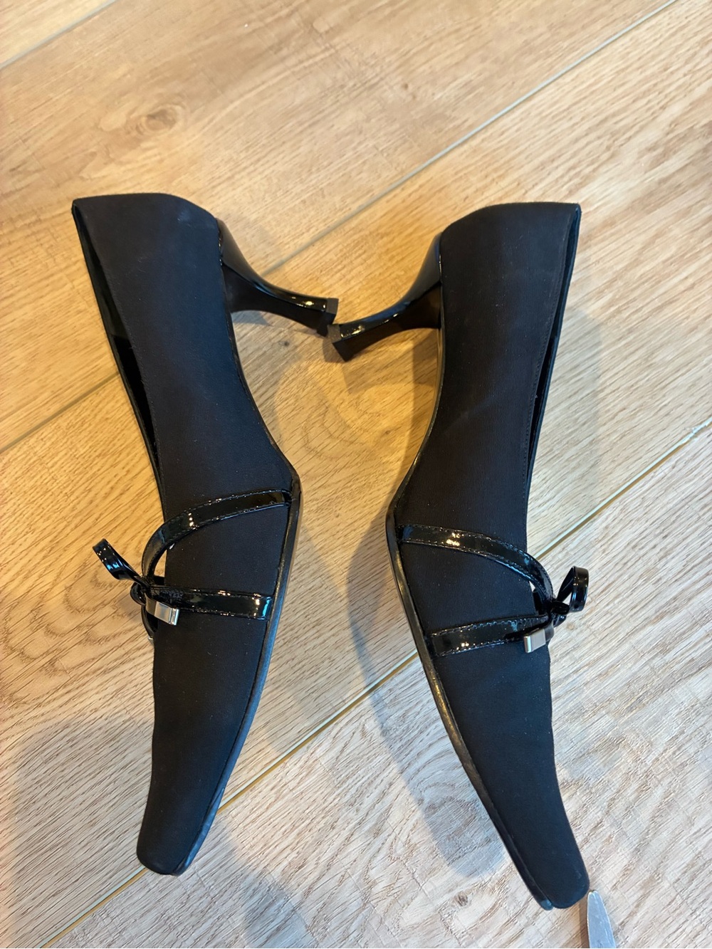 Vaneli Black Pointed Toe Pumps with Bow Accent witchy vintage look size 7 EUC - Picture 3 of 8